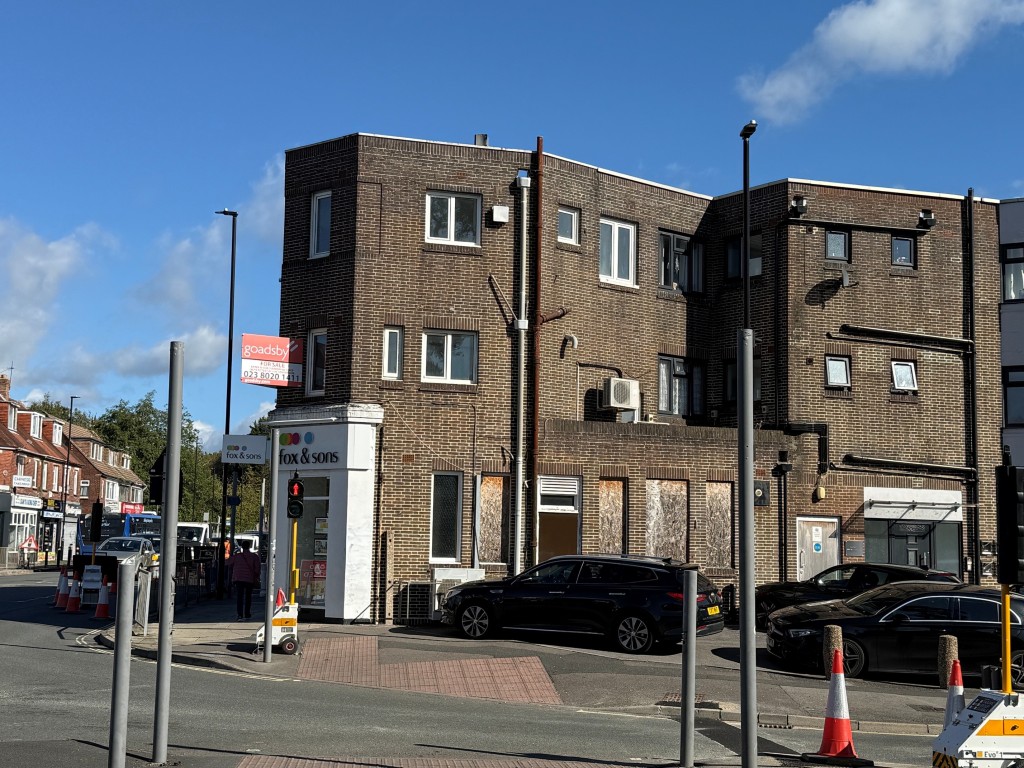 Lot: 84 - FREEHOLD INVESTMENT WITH UPPER FLOORS FOR DEVELOPMENT - View of the separate side access